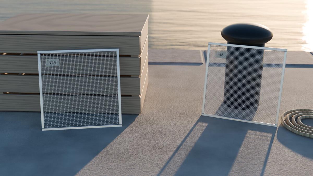 Dos muestras de malla metálica de acero inoxidable etiquetadas V2A y V4A sobre un muelle al atardecer