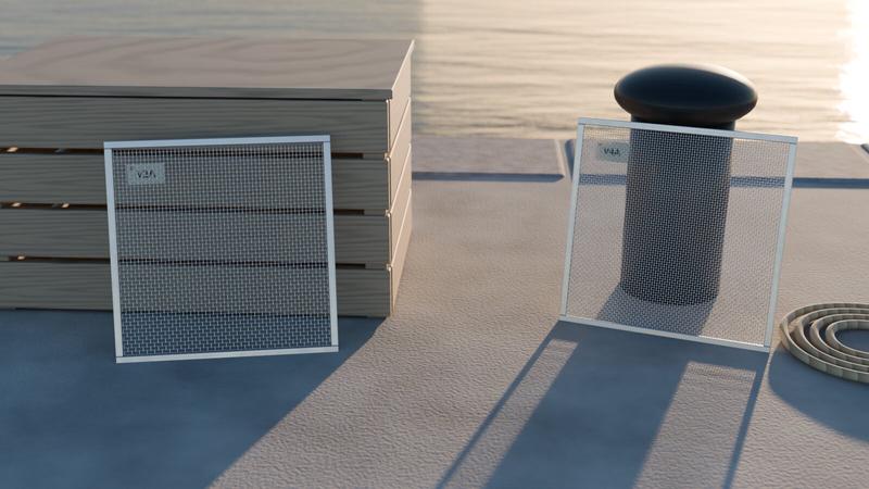 Dos muestras de malla metálica de acero inoxidable etiquetadas V2A y V4A sobre un muelle al atardecer
